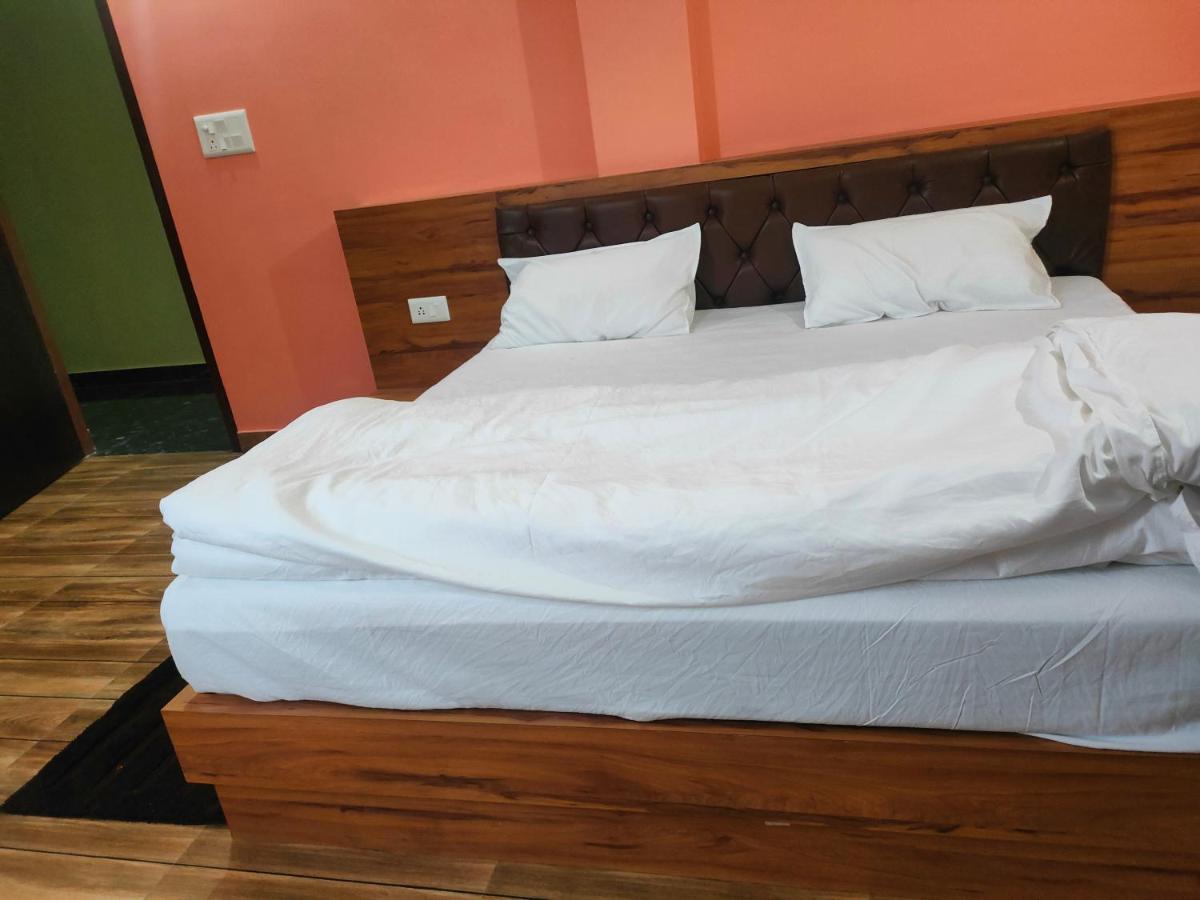 Hotel Rishabh And Banquet Hall Pithorāgarh Exterior foto