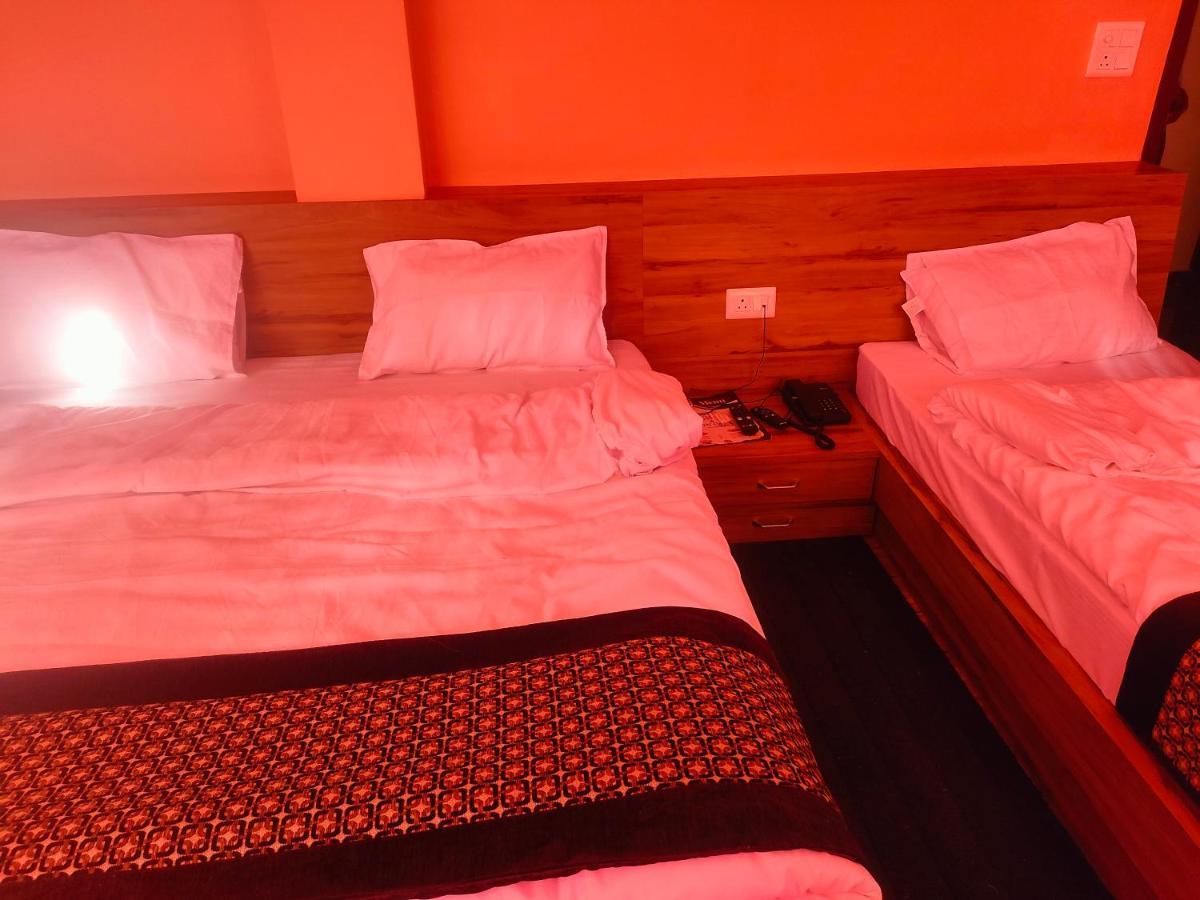 Hotel Rishabh And Banquet Hall Pithorāgarh Exterior foto