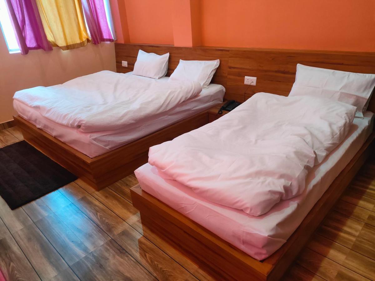 Hotel Rishabh And Banquet Hall Pithorāgarh Exterior foto
